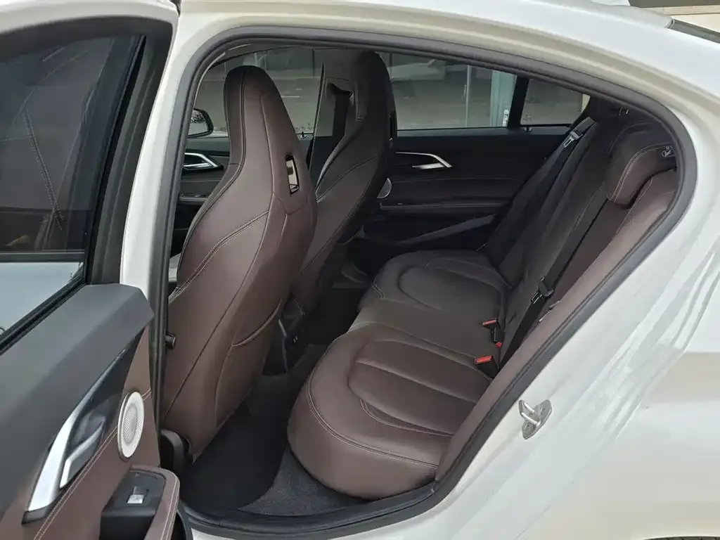 BMW 1 Series 2023 из CN, фото 2