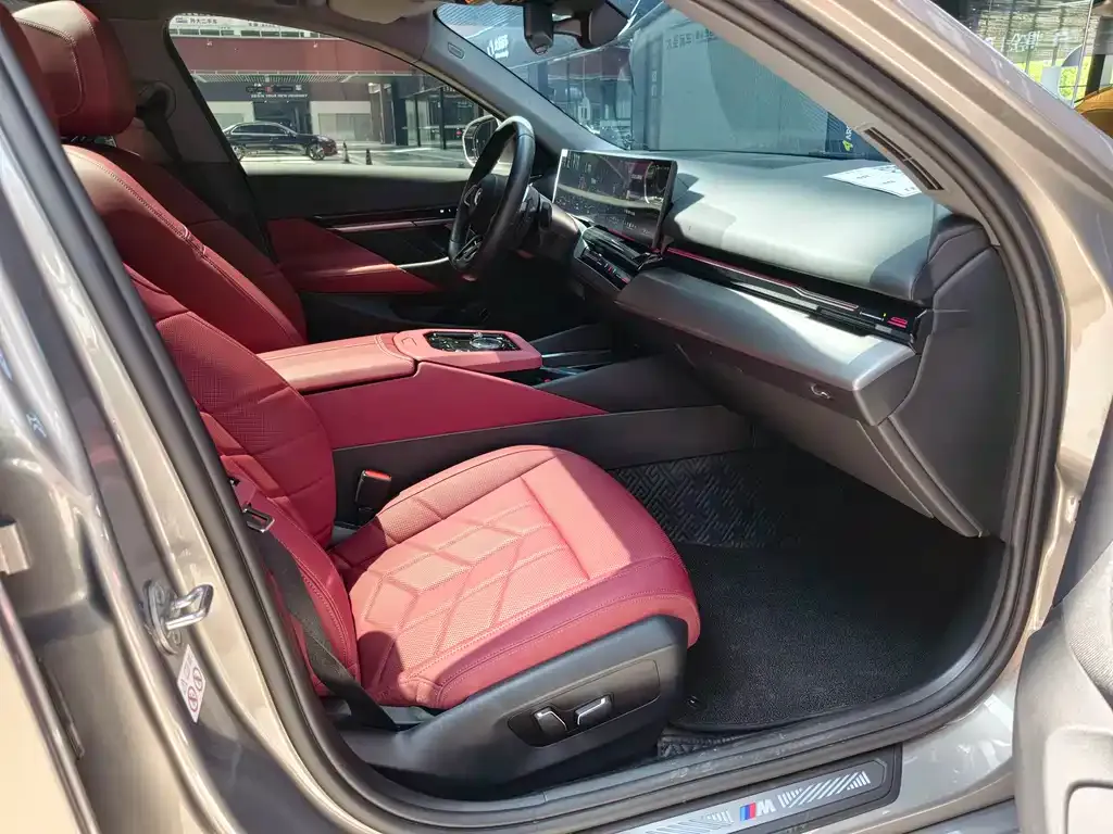 BMW 5 Series 2024 из CN, фото 2