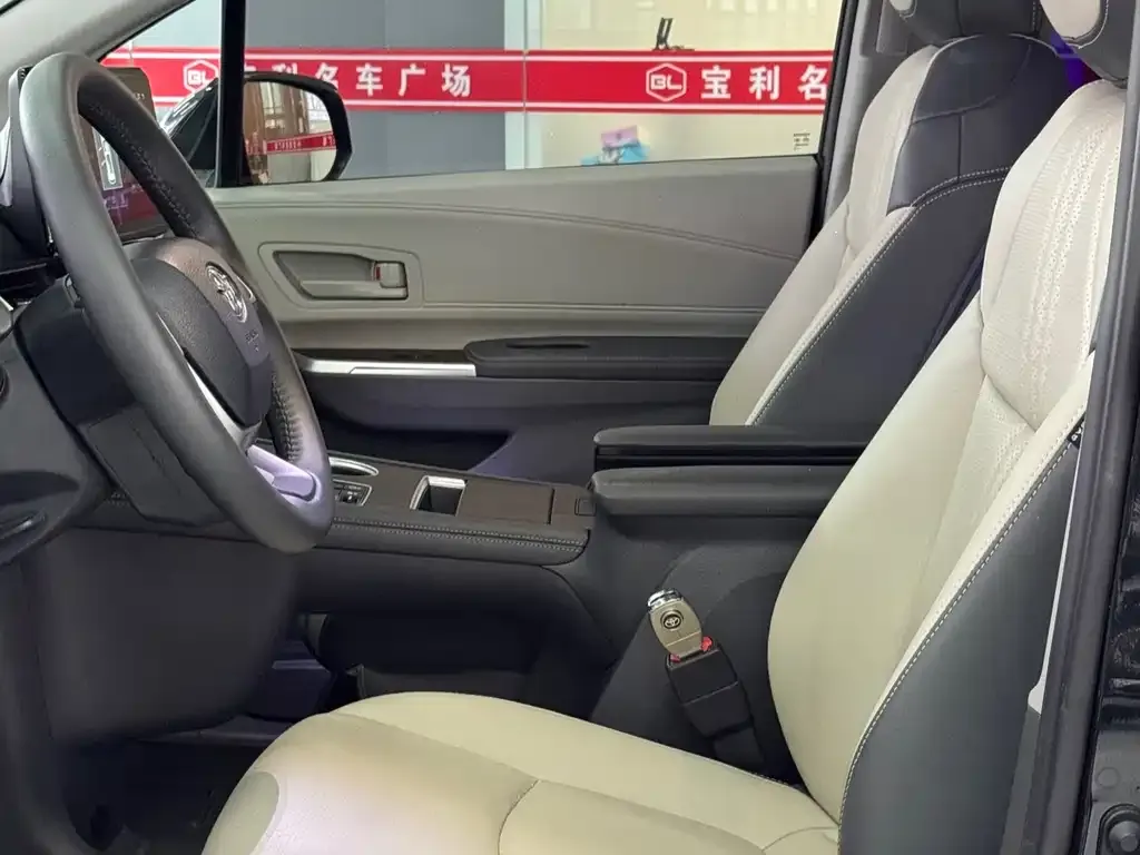 Toyota Granvia 2023 из CN, фото 7