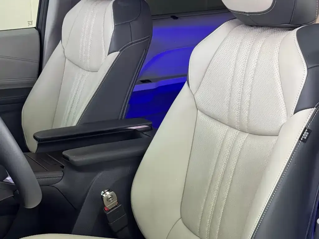 Toyota Granvia 2023 из CN, фото 9