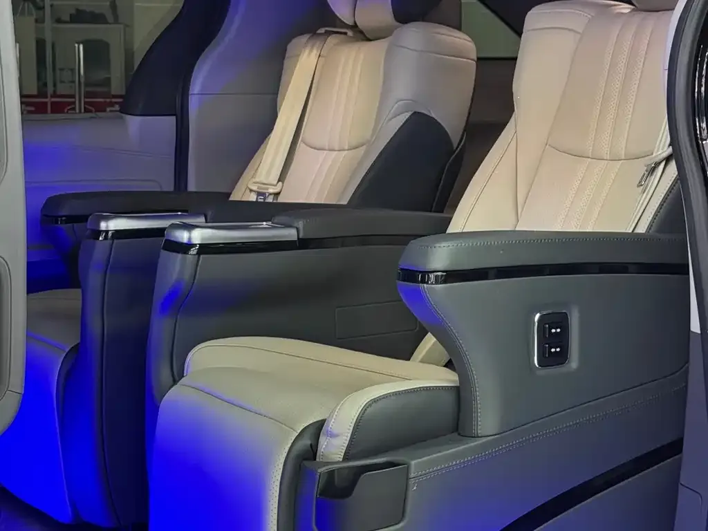Toyota Granvia 2023 из CN, фото 3