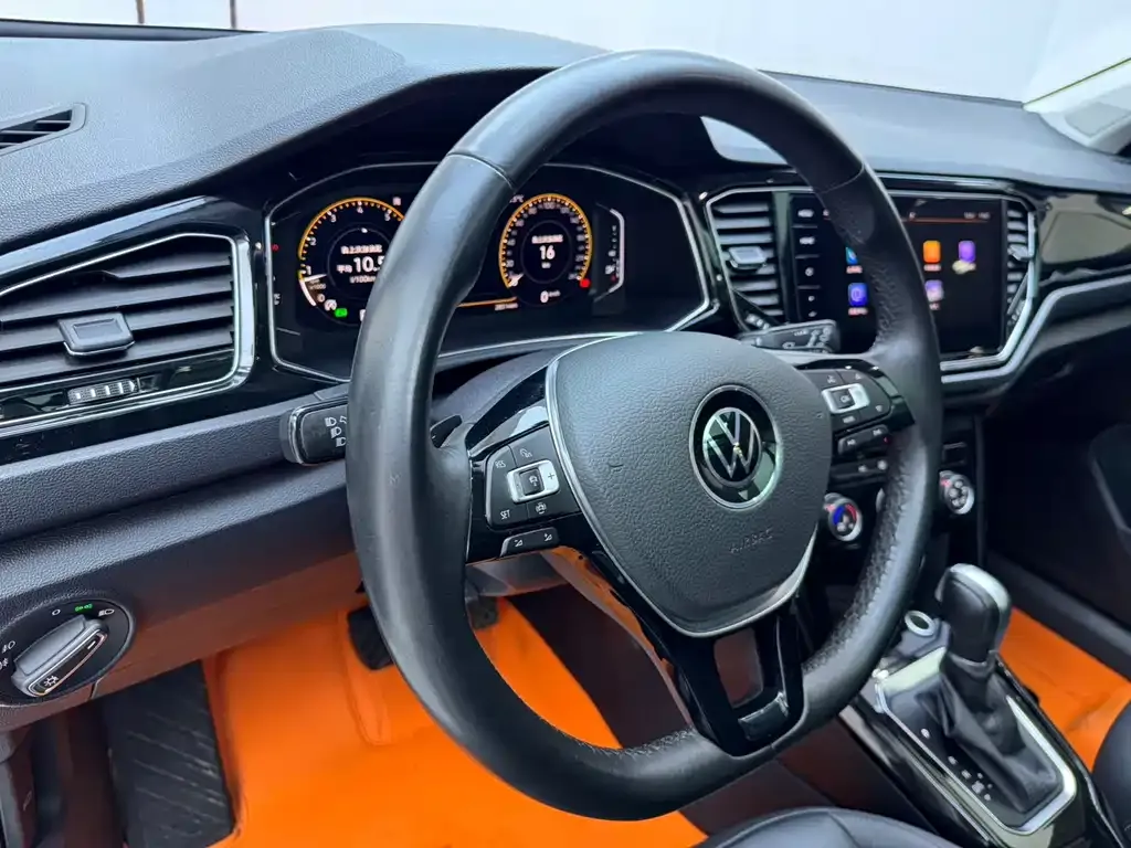 Volkswagen T-Roc — фото 10