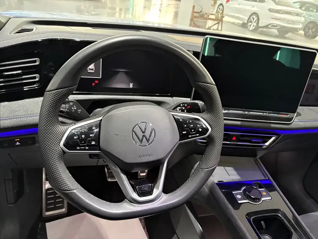 Volkswagen Tiguan L — фото 10