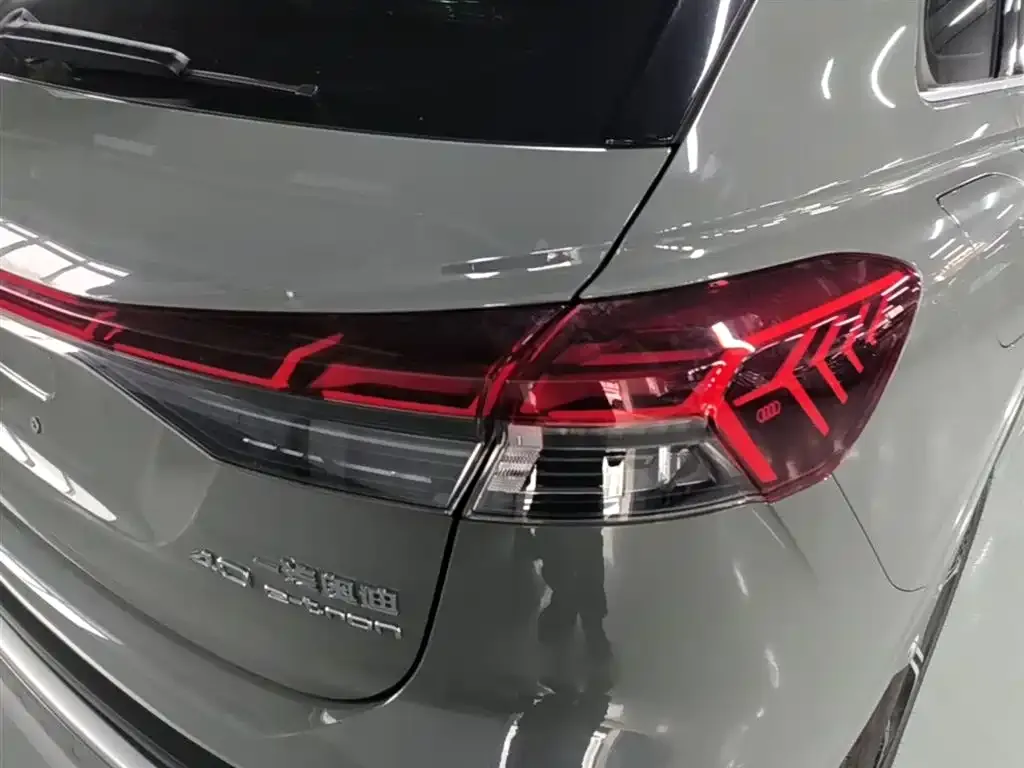 Audi Q4 e-tron — фото 2