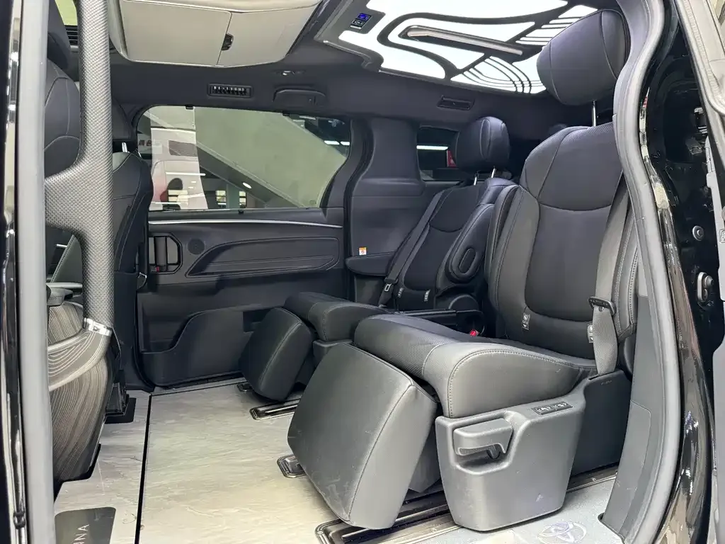 Toyota Sienna — фото 9