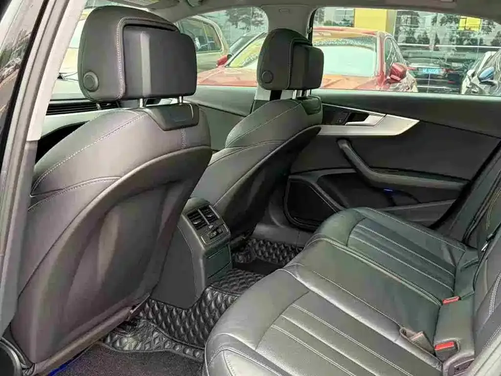 Audi A4L 2021 из CN, фото 9
