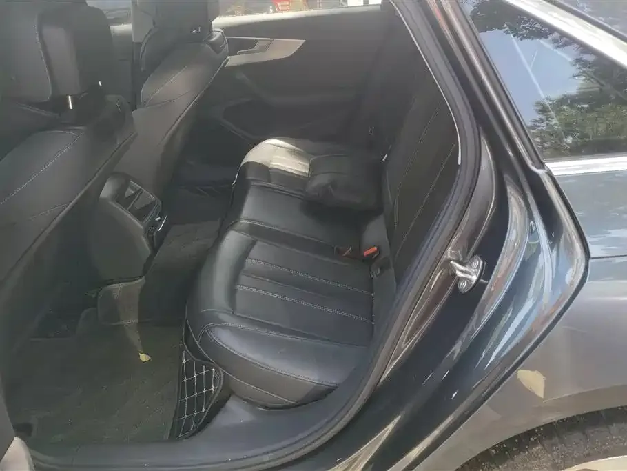 Audi A4L 2023 из CN, фото 2
