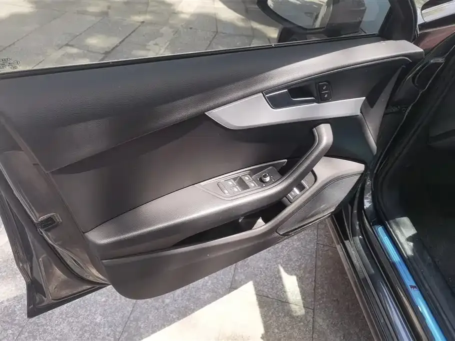 Audi A4L 2023 из CN, фото 4