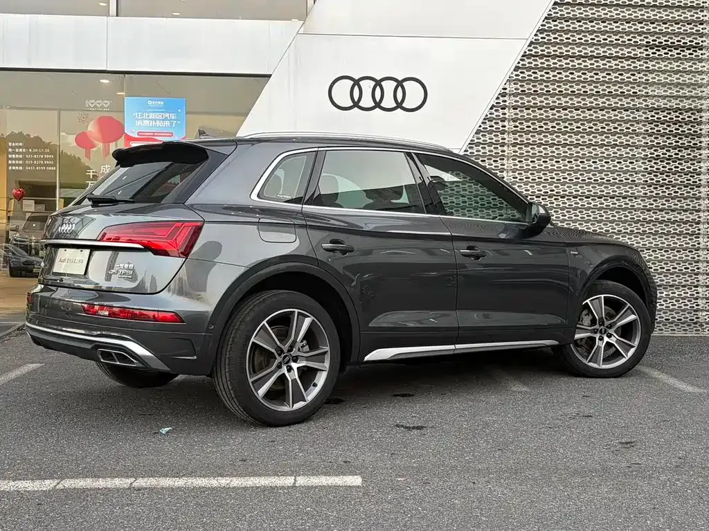Audi Q5L — фото 6