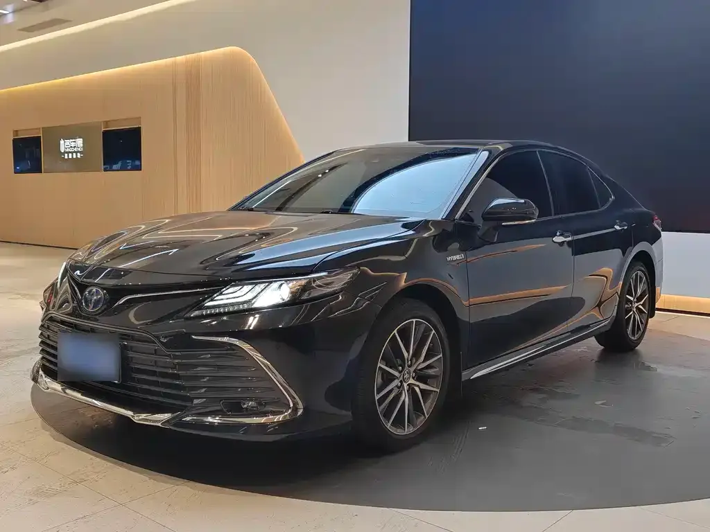 Toyota Camry — фото 1