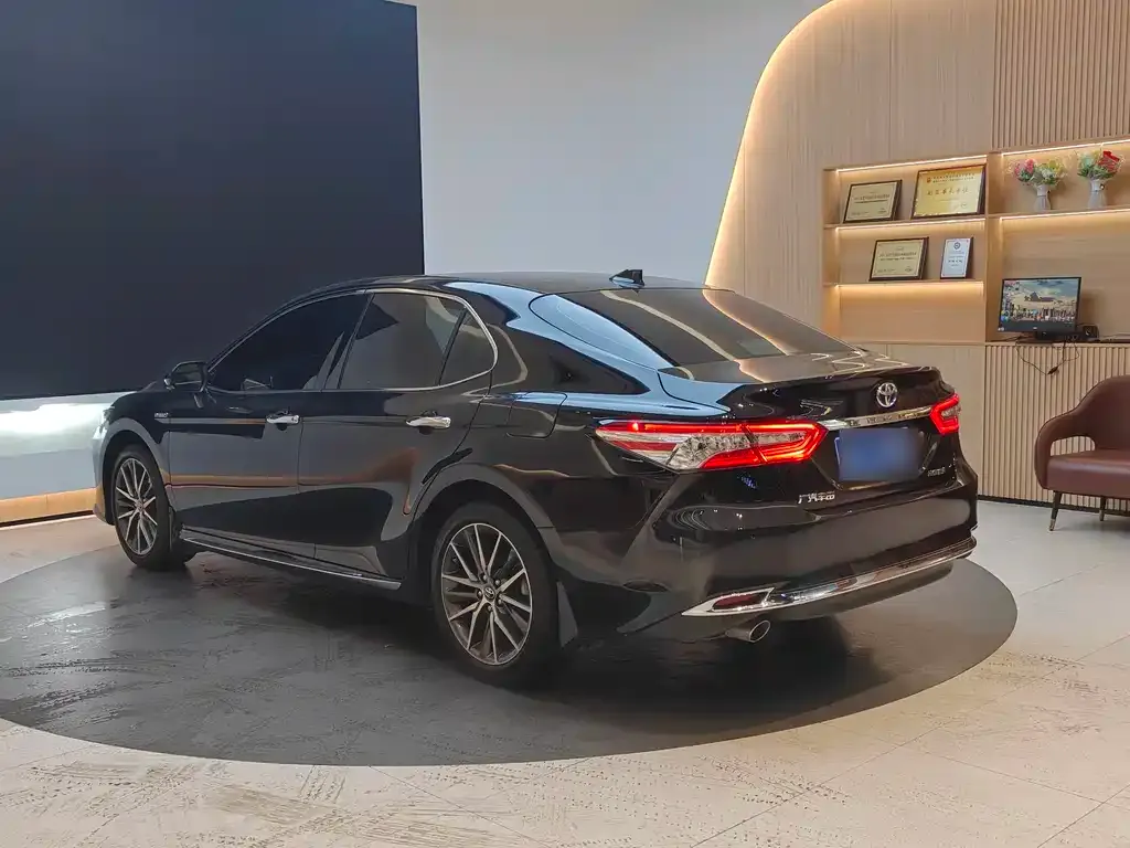 Toyota Camry — фото 7
