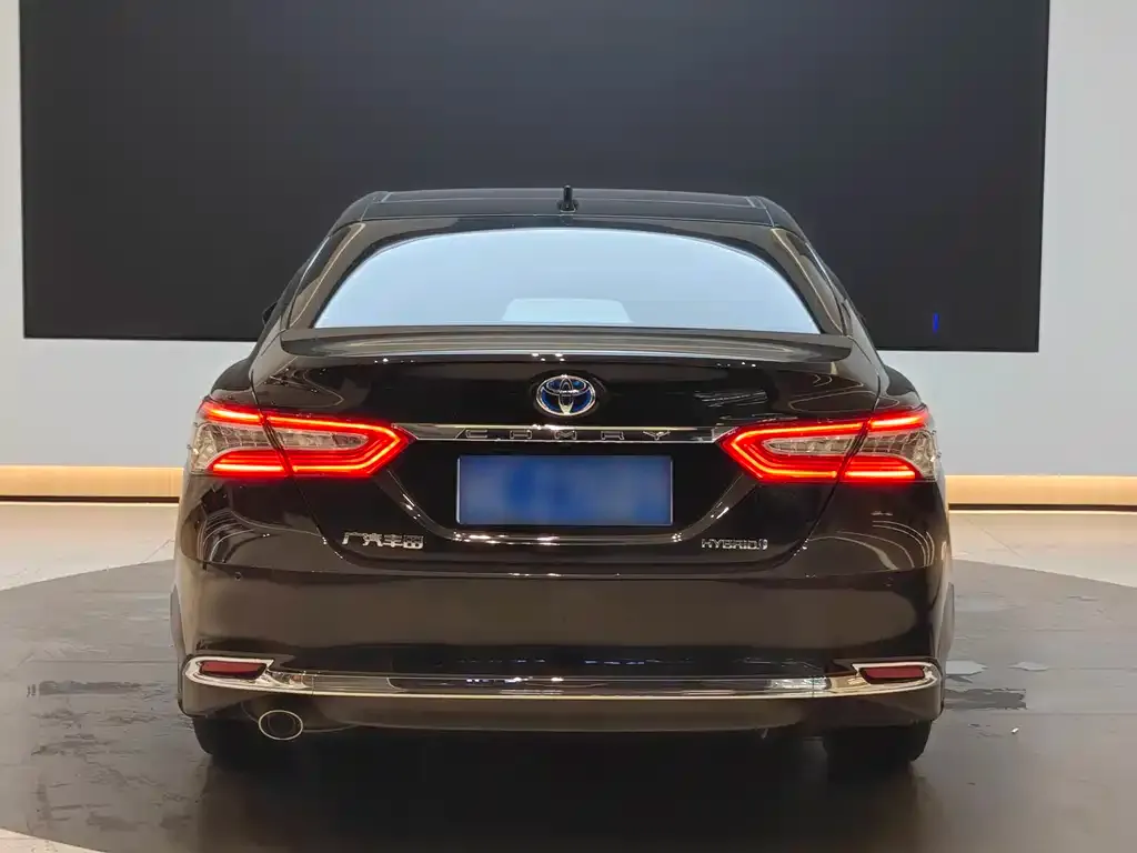 Toyota Camry — фото 3