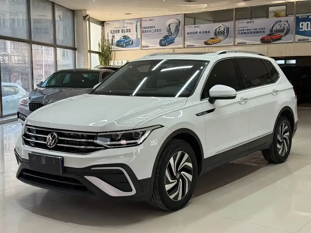 Volkswagen Tiguan L — фото 1