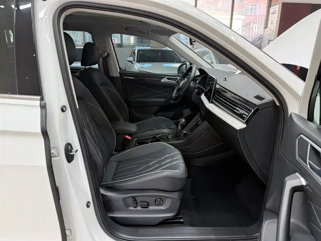 Volkswagen Tiguan L — фото 6