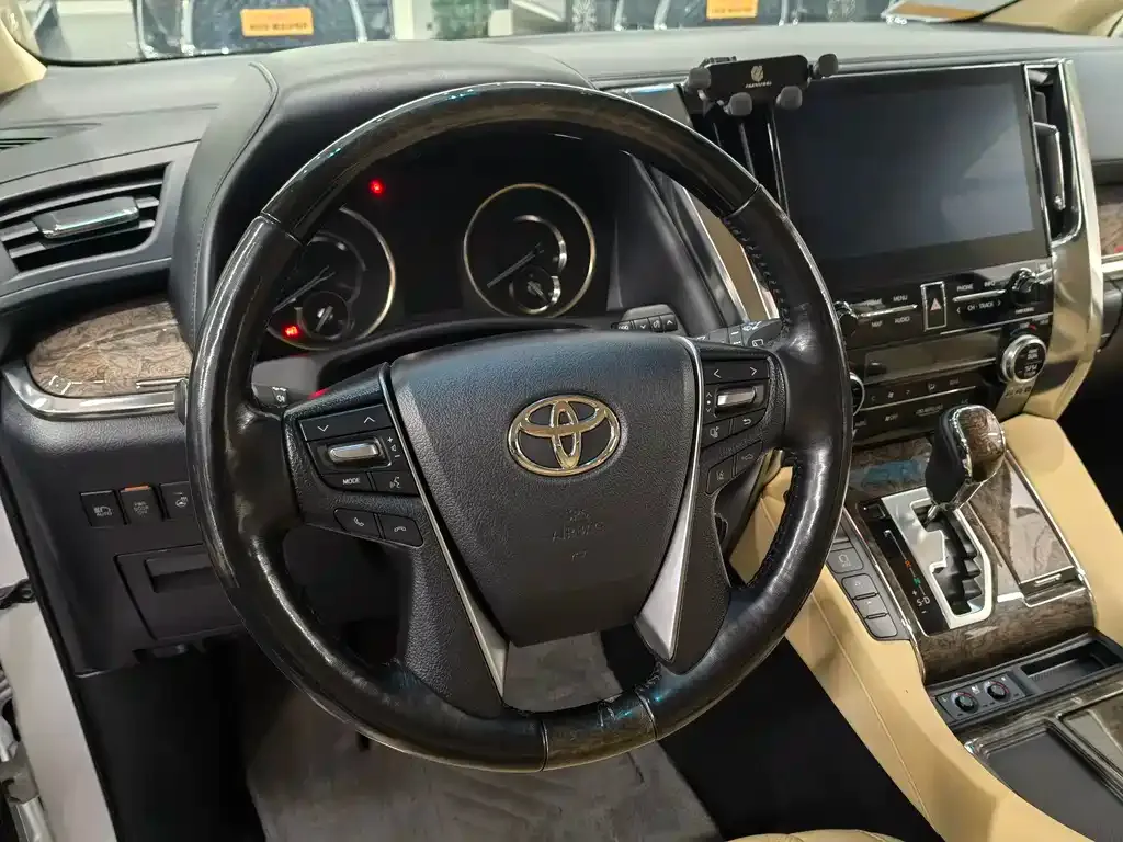 Toyota Alphard — фото 4