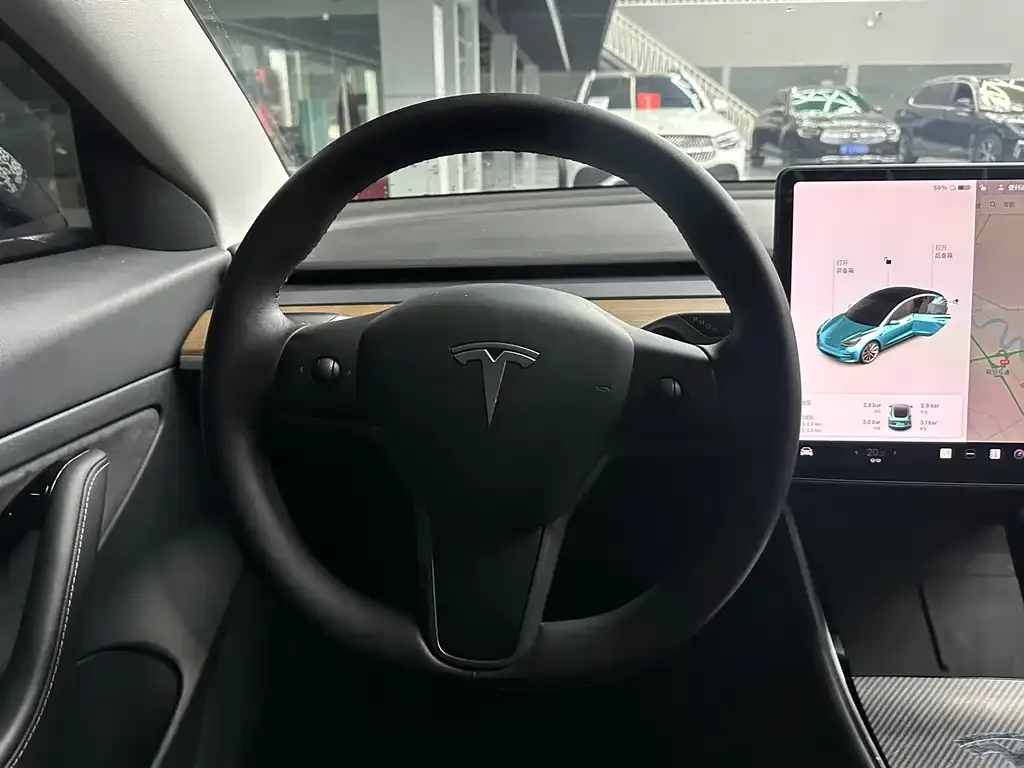 Tesla Model 3 — фото 4