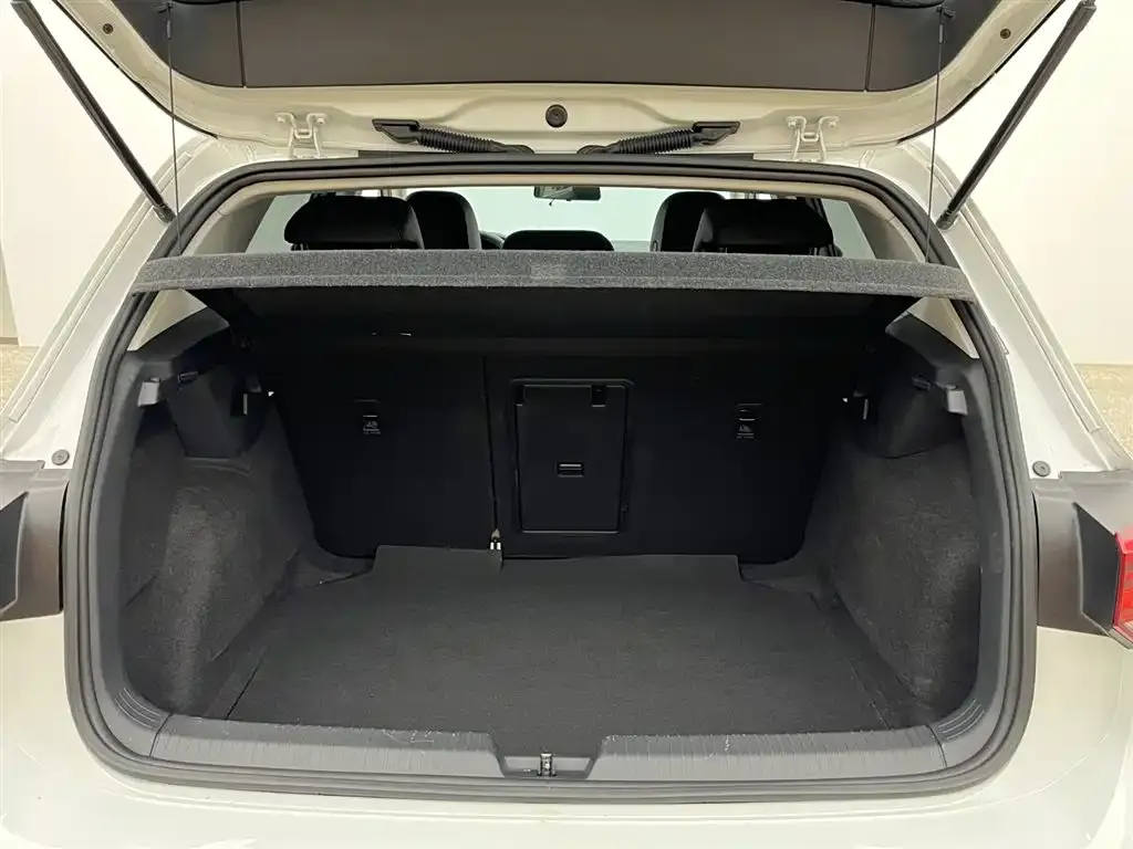 Volkswagen Golf 2023 из CN, фото 5