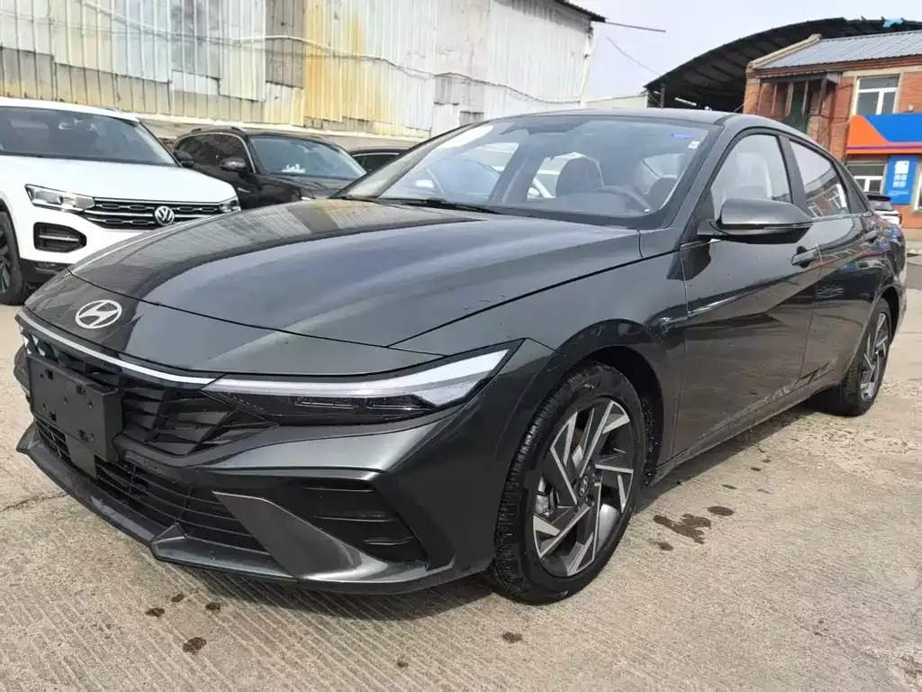 Hyundai Elantra — фото 1