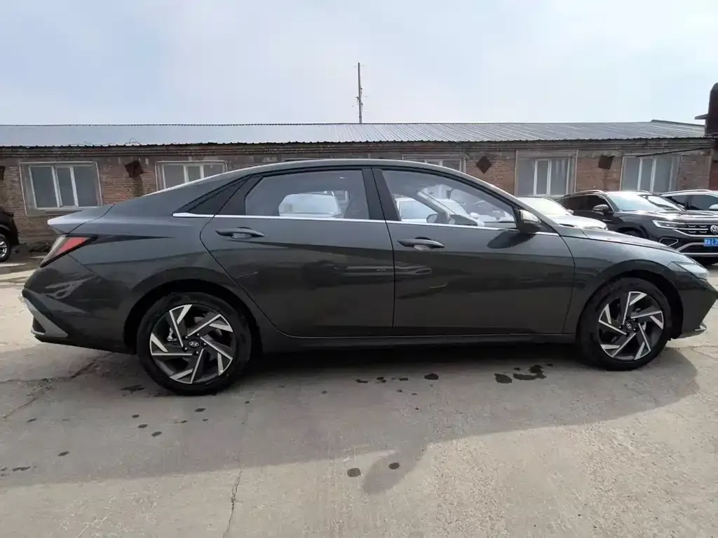 Hyundai Elantra — фото 3
