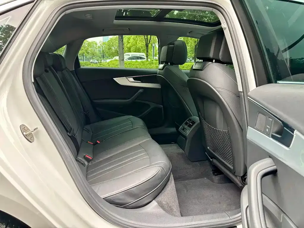 Audi A4L 2021 из CN, фото 2