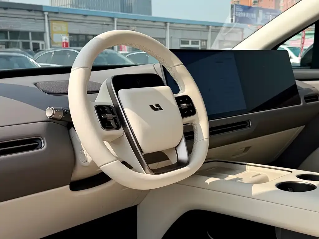Li Auto i8 — фото 4