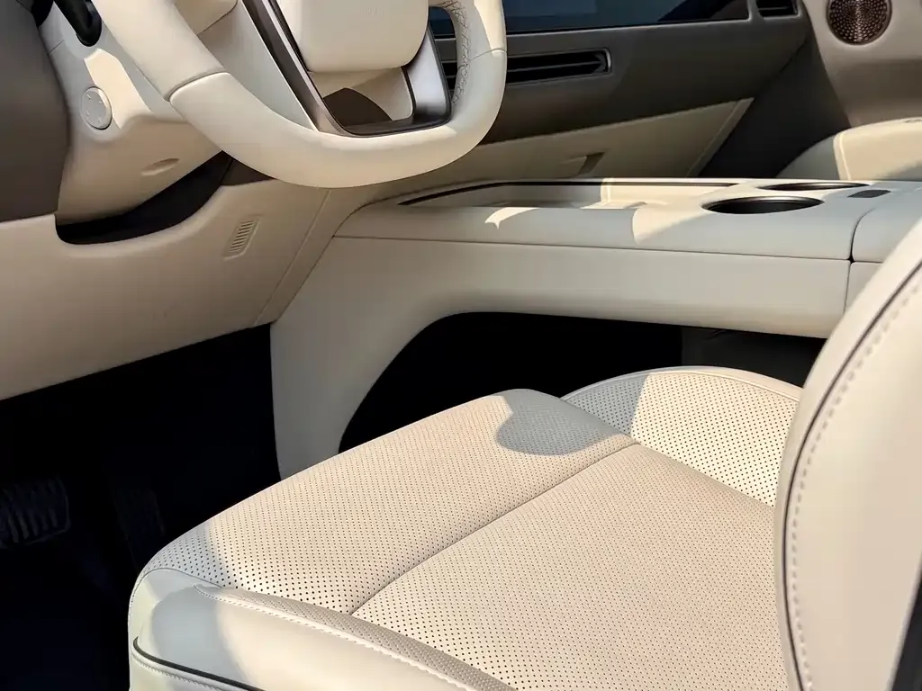 Li Auto i8 — фото 9