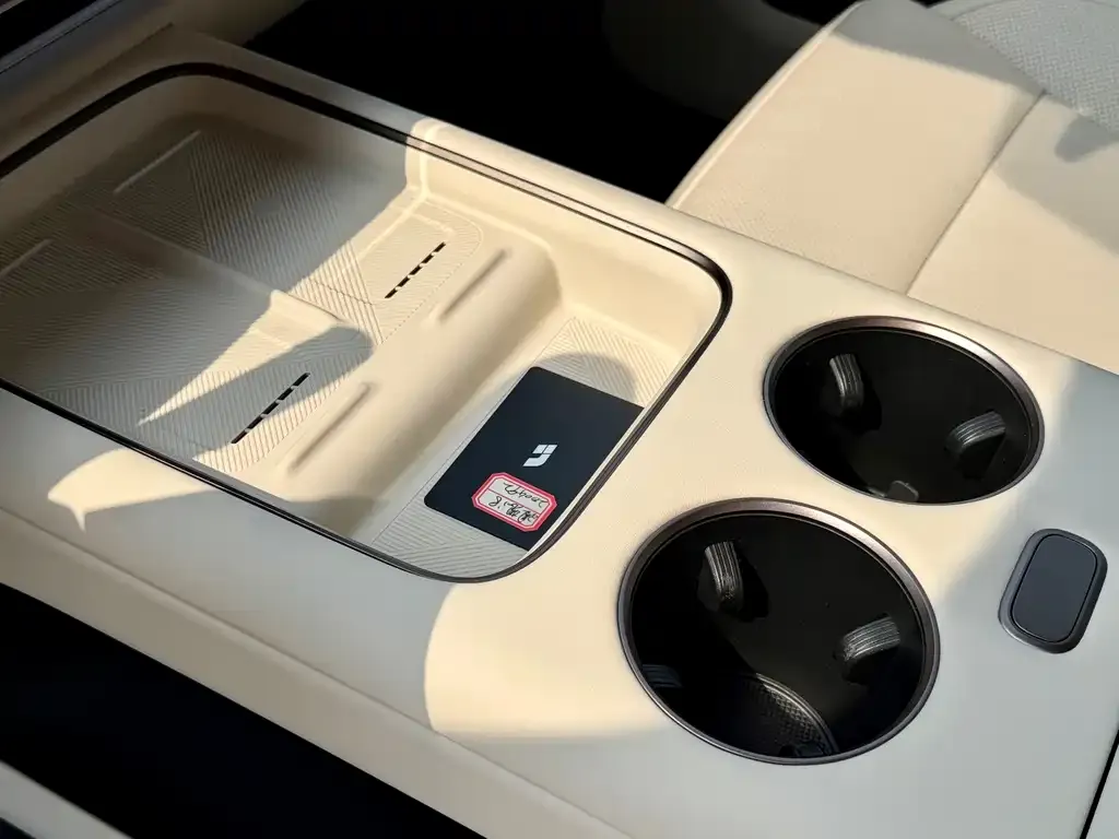 Li Auto i8 — фото 3