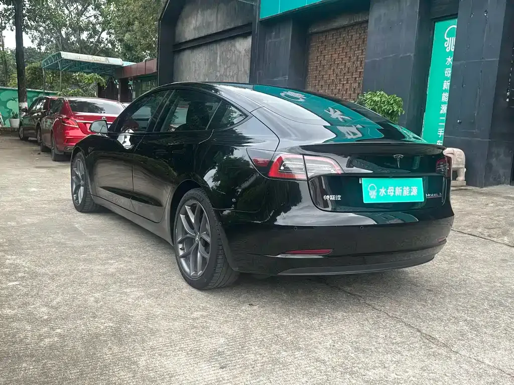 Tesla Model 3 — фото 10