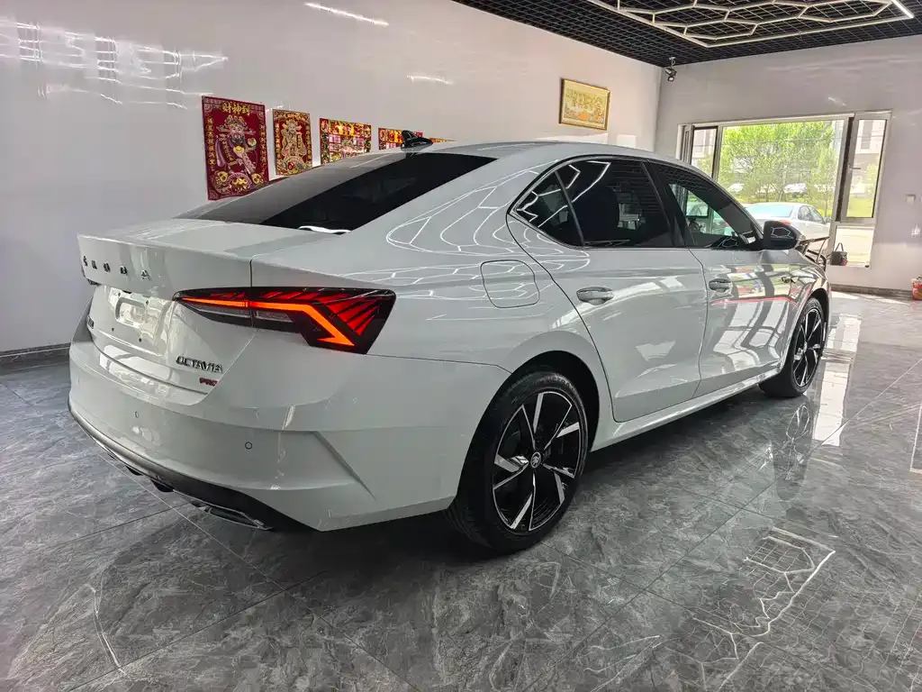 Skoda Octavia — фото 4