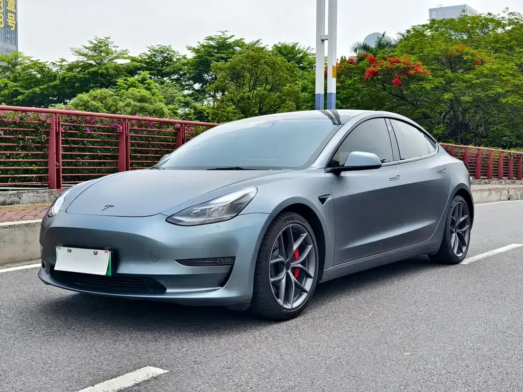 Tesla Model 3 — фото 1