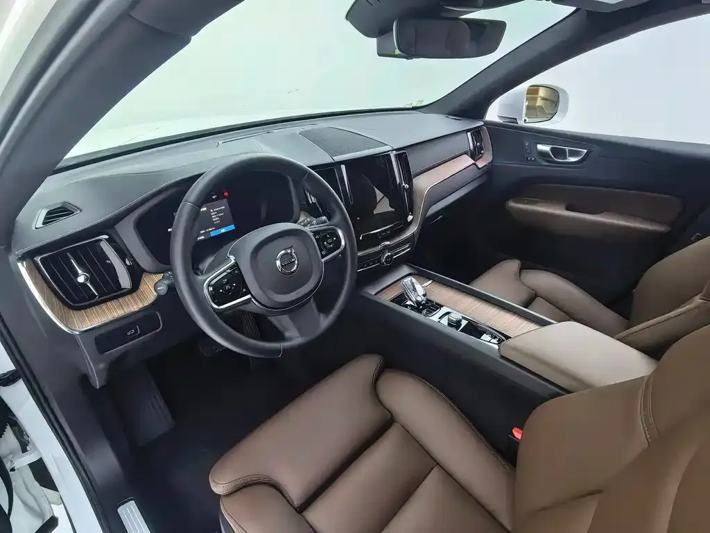 Volvo XC60 — фото 10