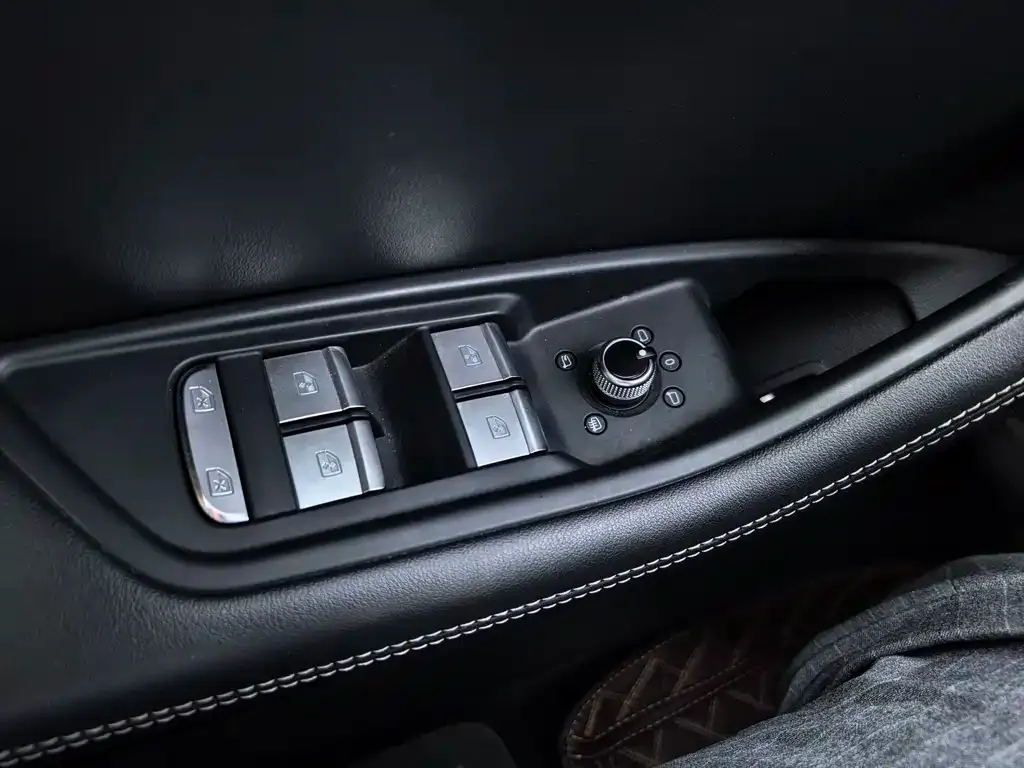 Audi A4L 2024 из CN, фото 2