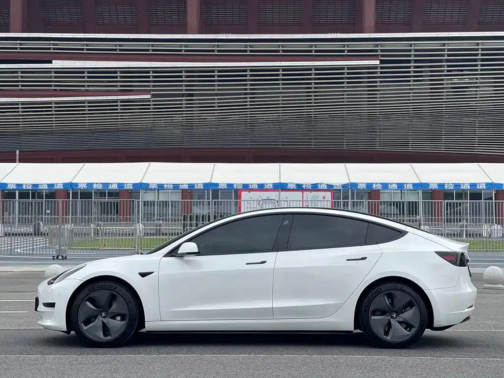 Tesla Model 3 — фото 3