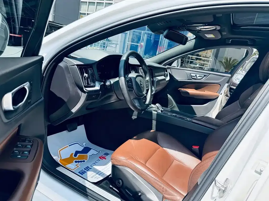 Volvo S60 2023 из CN, фото 5