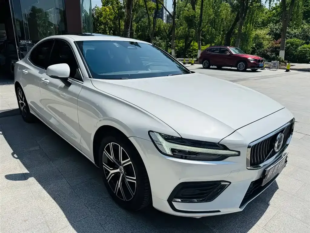 Volvo S60 2023 из CN, фото 2