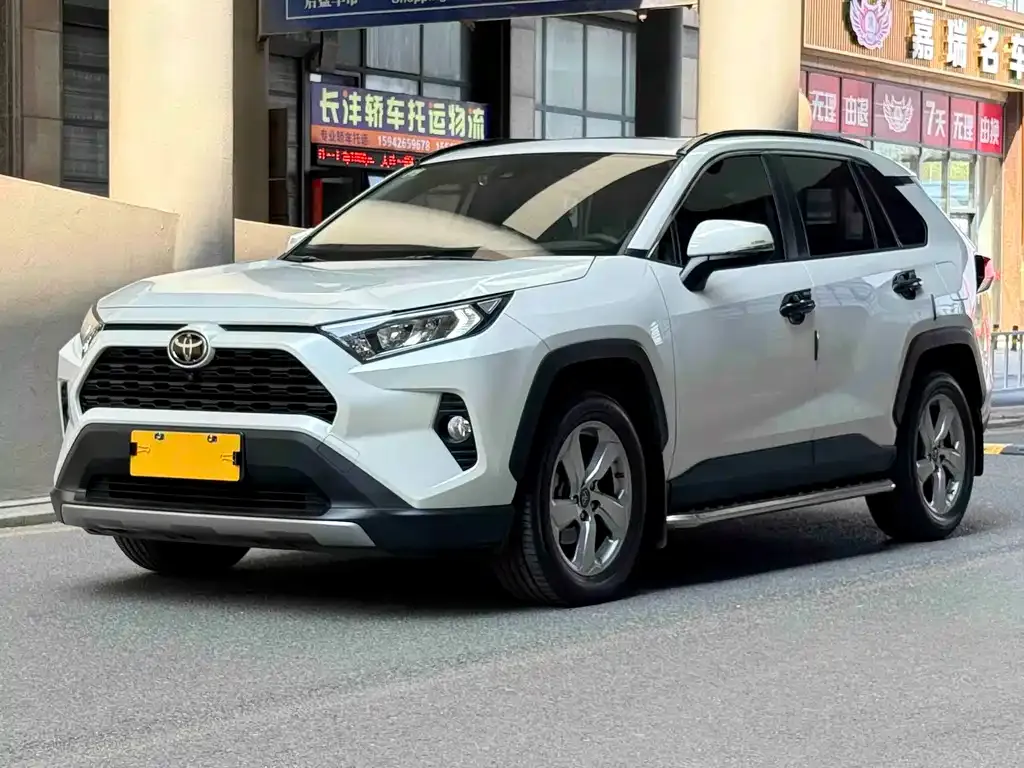 Toyota RAV4 — фото 1