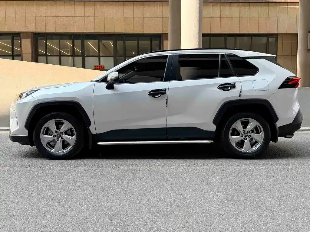 Toyota RAV4 — фото 10