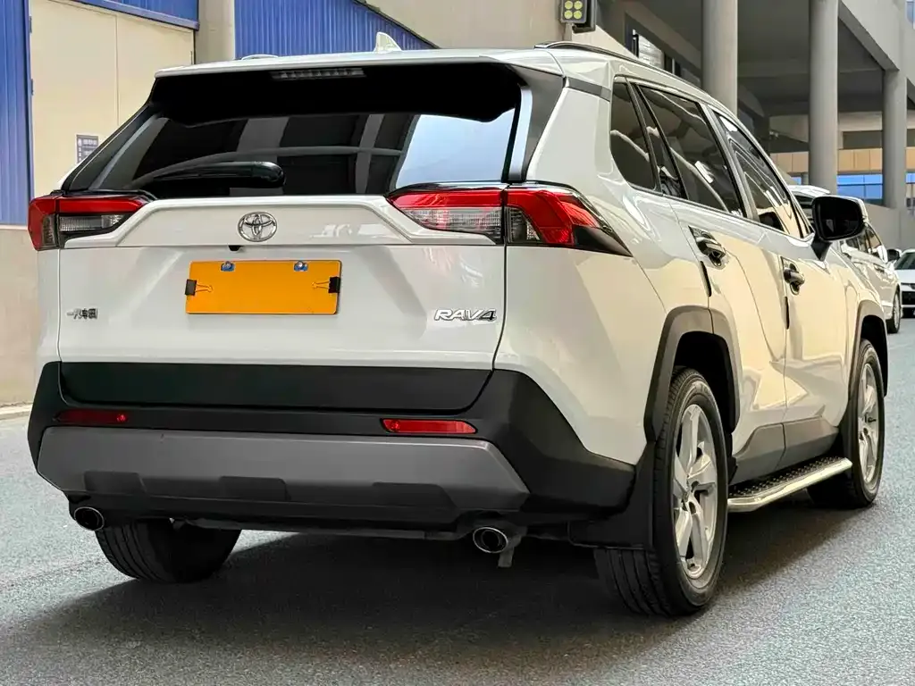 Toyota RAV4 — фото 9