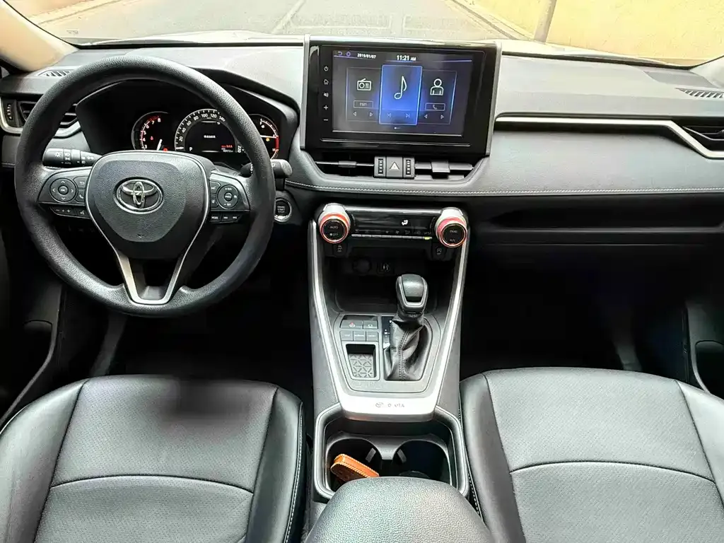 Toyota RAV4 — фото 7