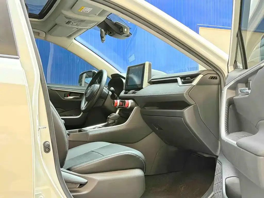 Toyota RAV4 — фото 2