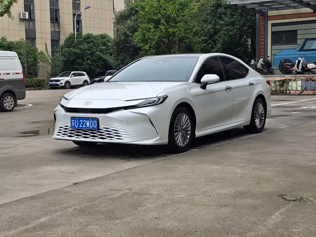 Toyota Camry — фото 1