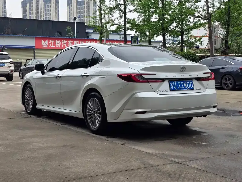 Toyota Camry — фото 6