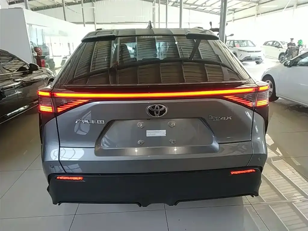 Toyota bZ4X 2023 из CN, фото 3