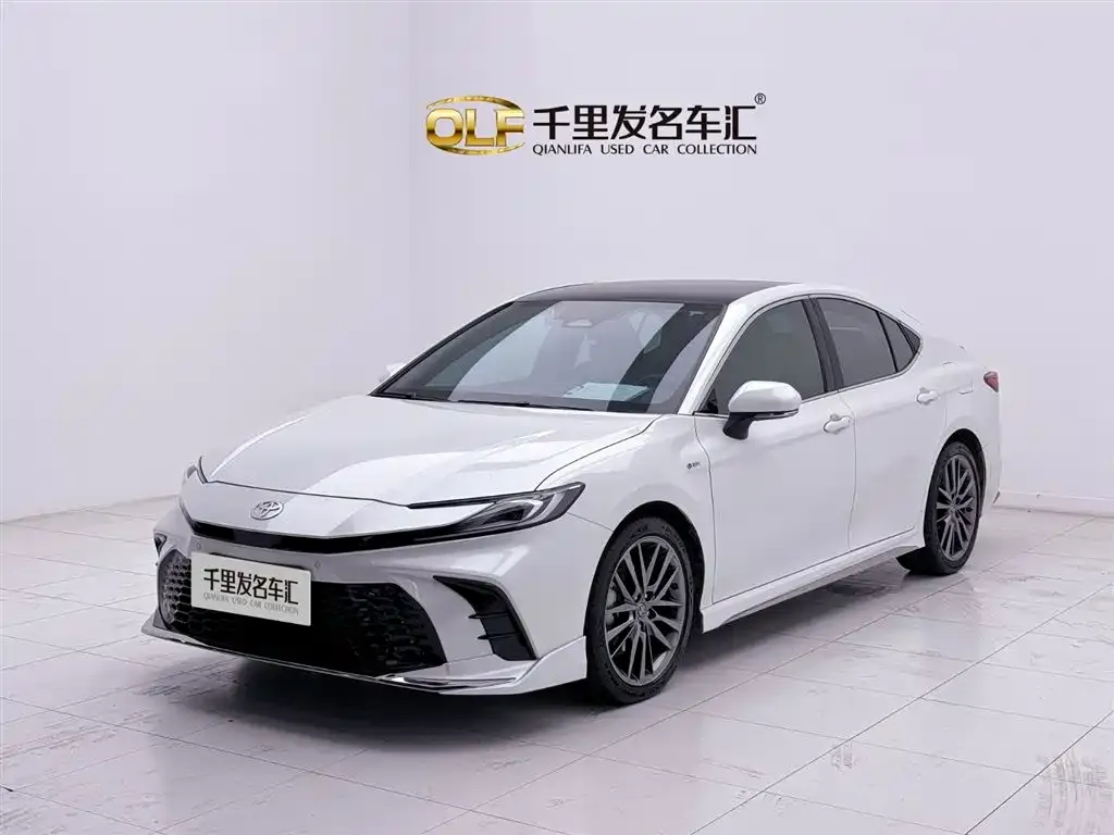 Toyota Camry — фото 1