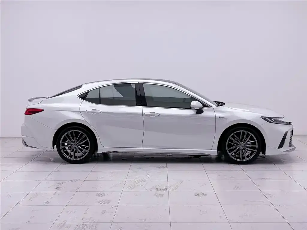 Toyota Camry — фото 9