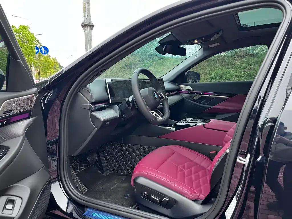 BMW 5 Series 2025 из CN, фото 4