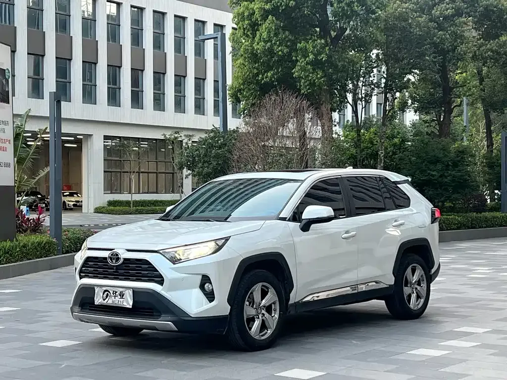 Toyota RAV4 — фото 1