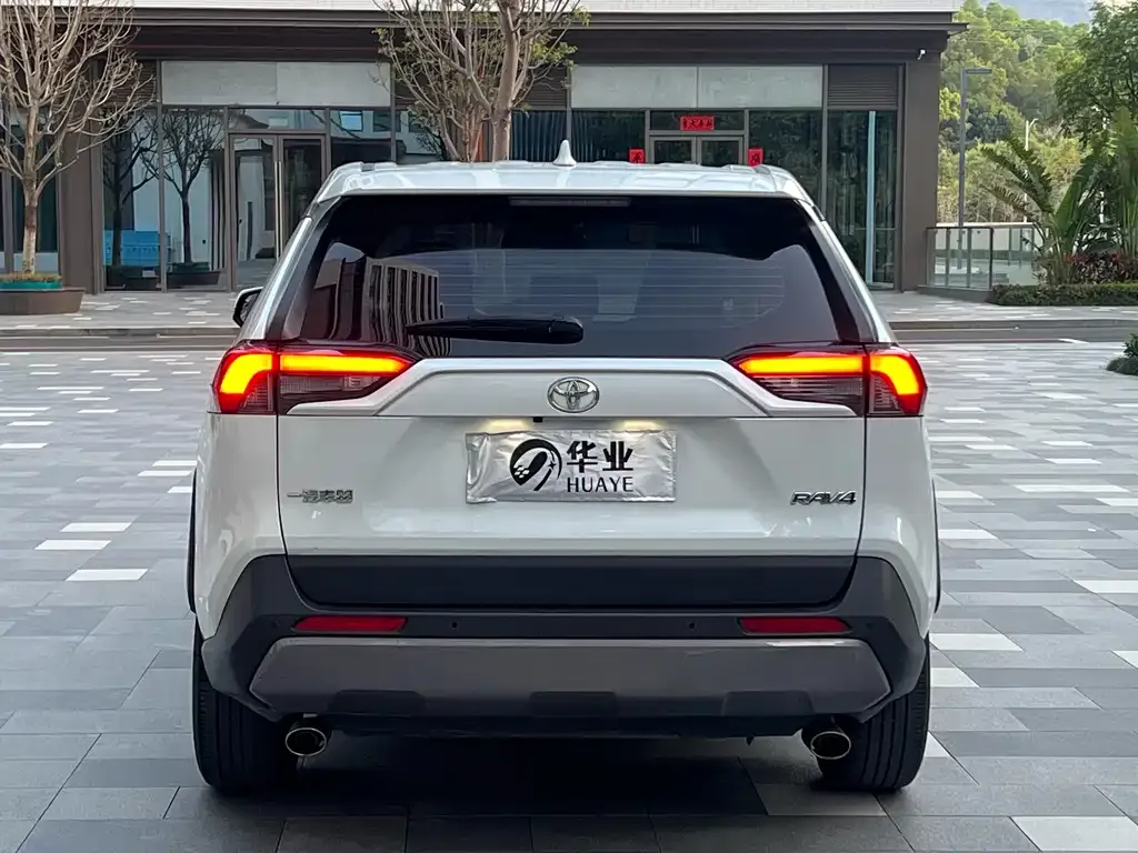 Toyota RAV4 — фото 9