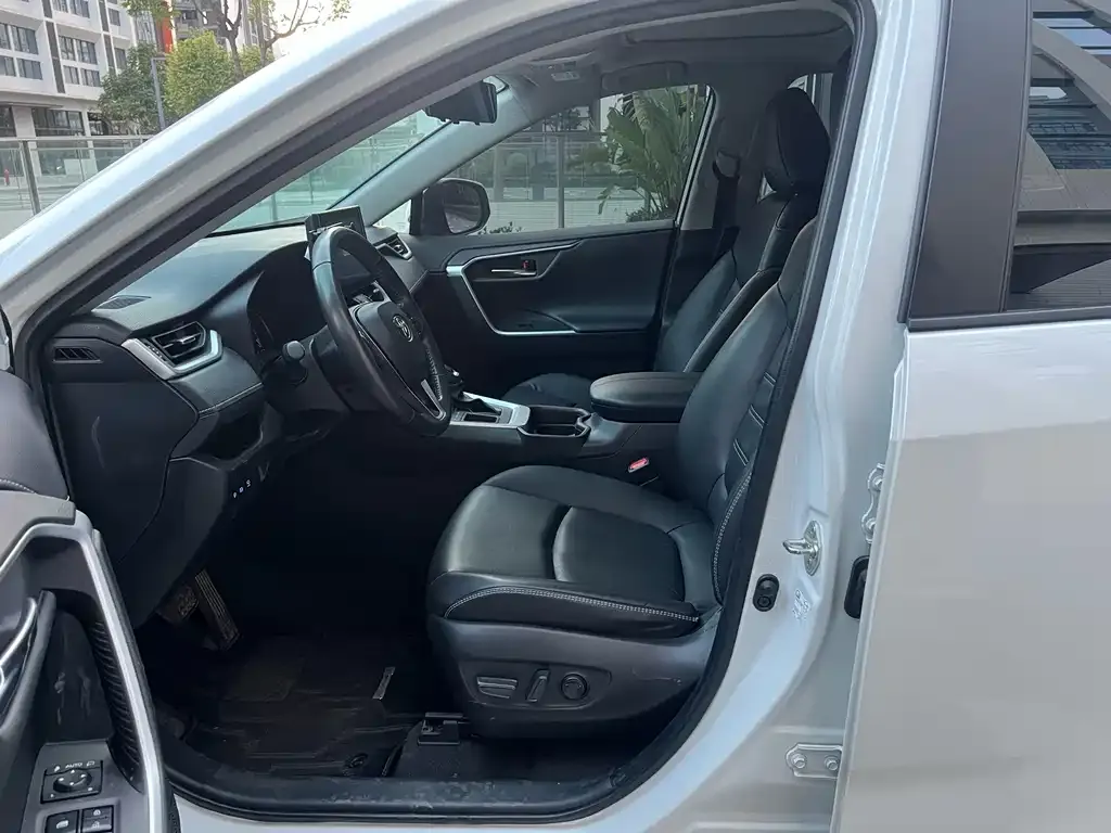 Toyota RAV4 — фото 2