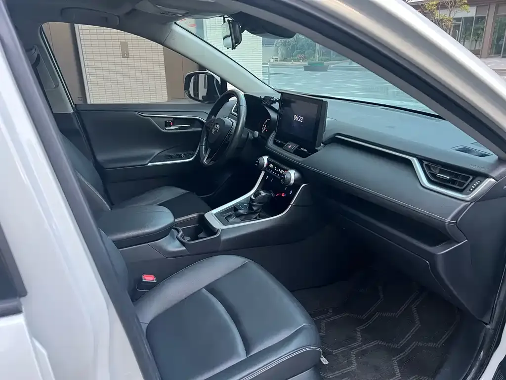 Toyota RAV4 — фото 4